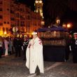 Ceuta, een hoge prelaat loopt in de processie mee