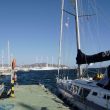 Bf 6 in Motril na een woelige nacht, een root zeil-/cruiseschip op de achtergrond