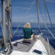 Ans op het voordek en Mallorca in de verte