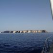 We naderen de onherbergzame noordkust van Lampedusa
