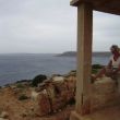 Een betonnen torentje aan de noordwestkust Malta. Gozo ligt in de verte