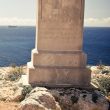Monument voor Sir Walter Norris Congreve. Links Filfla