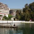 Sarandë, Albanië. Een jongen scharrelt <span class=