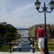 De brug van het fort over de fossa <span class=