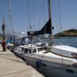 Dulce afgemeerd in Trizónia. Links staat Ans voor paal
