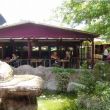 Istanboel. In een lommerrijke tuin in Bakirk&ouml;y drinken we thee