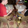 In het restaurant in Bakirk&ouml;y roken Rommert en Esther een waterpijp
