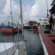 Afgemeerd aan een trawler in de vissershaven van T&uuml;rkeli Feneri