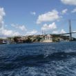 Op de Bosporus. Bij de hoge Bosporus Brug staat de Ortak&ouml;y moskee