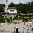 Voor het zomerkasteeltje van Marie van Roemeni&euml; in Balchik