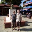 Rommert en Esther voor de buste van Atat&uuml;rk in Anadolukavaği. Bewijs dat ze in Azi&eum
