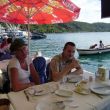Anadolukavaği. We lunchen op een rustig terras aan de Bosporus