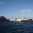 Temidden van de door elkaar jakkerende ferry&acute;s leggen we aan bij de Galata Brug