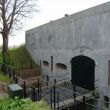 De caponni&egrave;re bij de Hoge Brug in Gorcum. Linksboven het gedicht van Ida Gerhardt