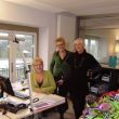 Ans met de directiesecretaresses van Rivas Nelleke (l) en Diny de Haas