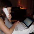 Digi-Nikita aan het huiswerk maken