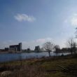 De lelijke silo&acute;s van Schouten vanuit de Struikwaard. Rechts de invaart van de Wilhelminaslui
