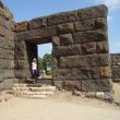 De poort van de Acropolis van Mausolus op N&iacute;siroros.