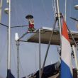 De bakboord zonnelampkabouter in zijn nieuwe rode jasje