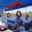 Met het tripperbootje van Y&uuml;ksel (links) op weg naar Kaunos.