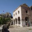 Kayak&ouml;y. Orthodoxe kerk in het verlaten dorp Levissi. Links wappert cynisch een Turkse vlag