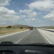 De autosnelweg over de eindeloze steppe van Anatoli&euml; na Konya