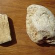 De trofee&euml;n. Links het fragment met Griekse letters, rechts de steen met kristallen (linkerkant