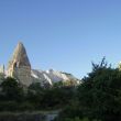 Love Valley, Cappadoci&euml;. Rotspiramide met bovenin Hittietisch rotsgraf