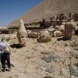 Nemrut , westelijk terras. Ans bij de hoofden van Antiochus I en Tych&egrave;