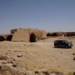 Ons busje op de binnenplaats van de Caravanserai Han-El Bar&acute;ur uit 1129 AD