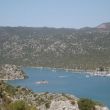 Idem, uitzicht op de baai van &Uuml;cagiz. Links van de steiger liggen we voor anker