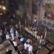 Jeruzalem, Heilige Graf Kerk, De Steen der Zalving aanraken om te genezen