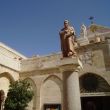 Geboortekerk Bethlehem. De kloosterfof met de sinaasappelbomen en het beeld van St Hi&euml;ronymus
