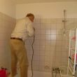 Met de pneumatische boorhamer aan het werk in de badkamer