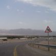 Eilat. Onder de berghellingen liggen Jordani&euml; en Aqaba