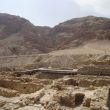 Ru&iuml;nes bij Qumran. In de grotten op de hellingen werden in 1947 de Dode Zee Rollen gevonden