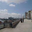 Port Sa&iuml;d. Langs de kade loop ik naar de veerboten (links)