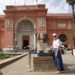 Voor het wereldberoemde Egyptisch Museum in Ca&iuml;ro