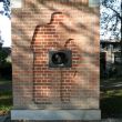 Kunstwerk 'De Handdruk', 2004, Elly Veelenturf, reli&euml;f in de muur van vroeger sluisje