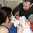 Tessa & Jeffrey met hun pasgeboren dochter Vaj&egrave;n.