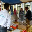Anj&egrave;s, Ans en Gert bij een van de kraampjes op de Open Havendag 2012