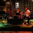 Turkse musici in het havencaf&eacute; van Finike