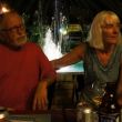 Luisterend publiek in het muziekcaf&eacute; aan de haven in Finike
