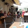 Luisteren naar zangeres Pauliina May op het terras van Caf&eacute; Soestdijk. Met Dick Roza