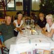 Palon, N. N&iacute;siros. Vlnr. Ian, Linda, de schipper en Ans
