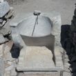 Knidos. Een antieke zonnewijzer, met een takje in functie hersteld