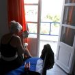 Ans in karakteristieke pose in onze kamer in Hotel Margarita