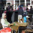 Gorcum. Maandag, marktdag eind oktober, op het terras van het Museumcaf&eacute;