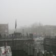 Eind oktober. Herfstnevel over de haven