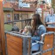 Vaj&egrave;n met haar moeder in de trein op de Gorcumse kermis